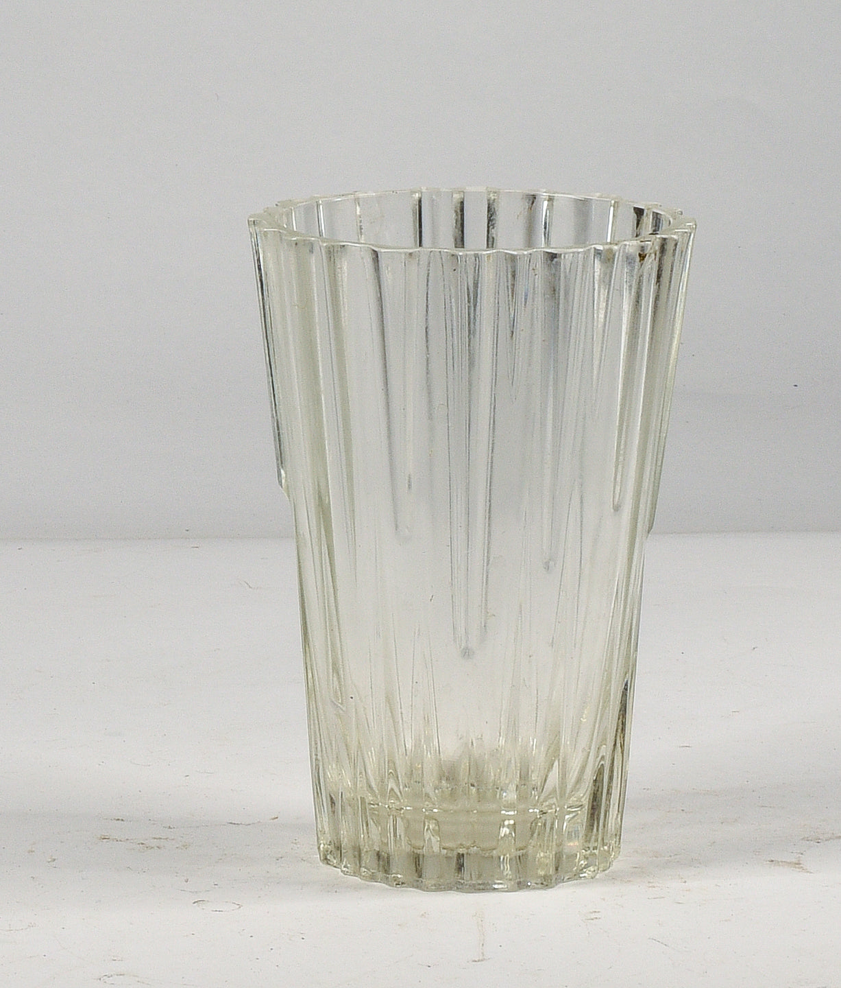 Vaso in vetro lavorato a sbalzi curvilinei Italia 1980
