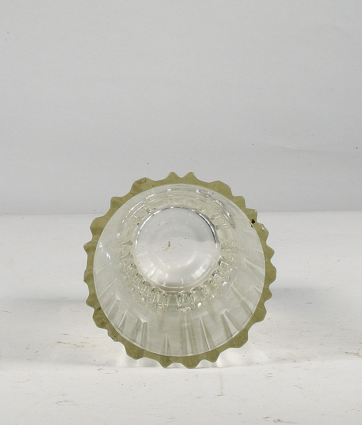 Vaso in vetro lavorato a sbalzi curvilinei Italia 1980