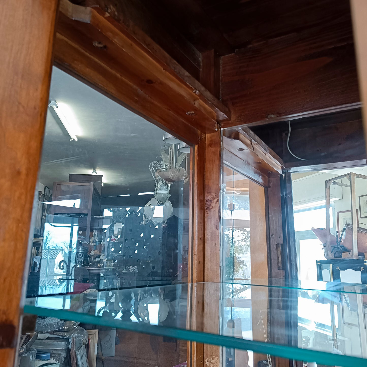credenza vetrina con specchi alla schiena piani in vetro e cassetti