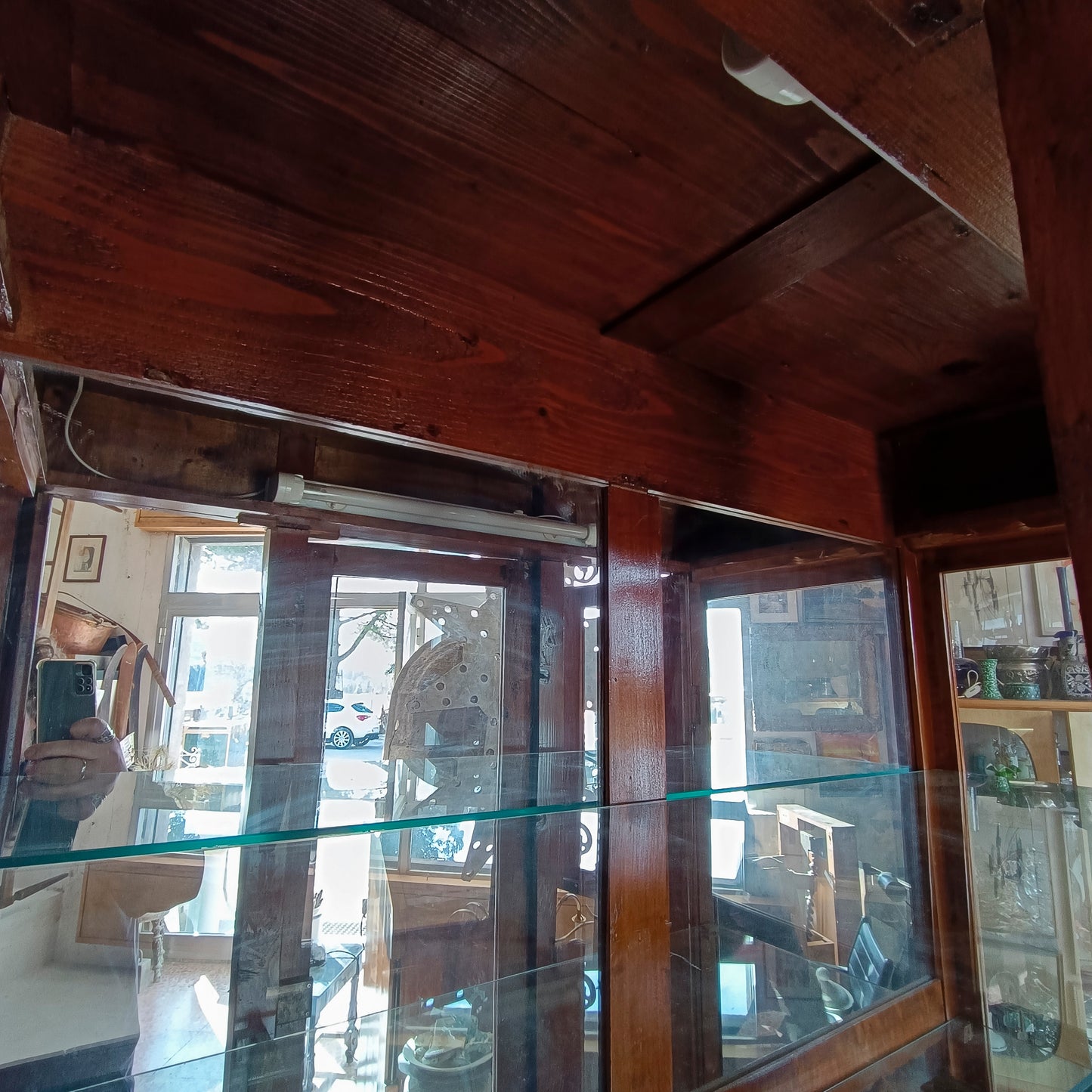 credenza vetrina con specchi alla schiena piani in vetro e cassetti