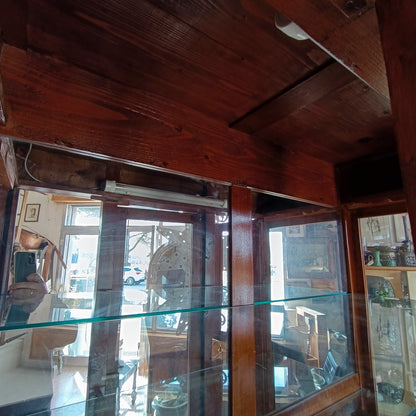 credenza vetrina con specchi alla schiena piani in vetro e cassetti