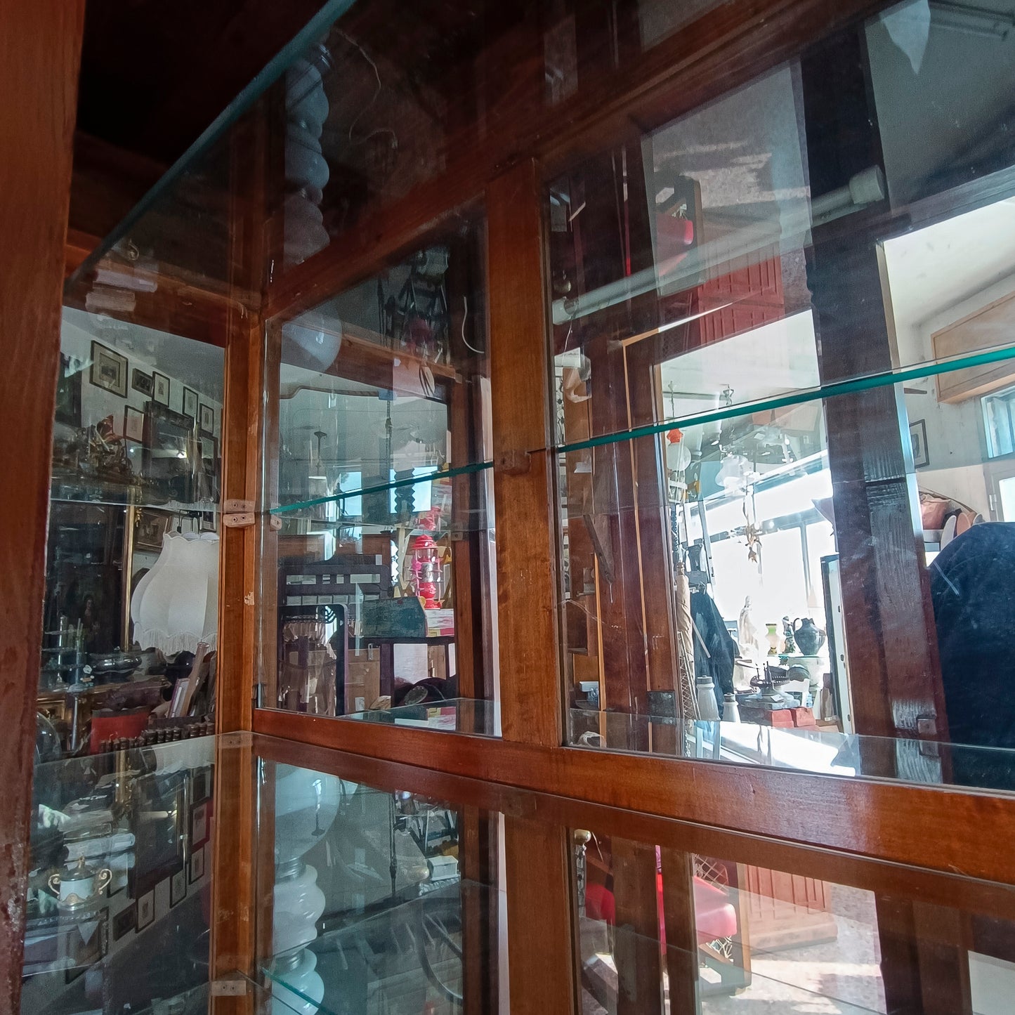 credenza vetrina con specchi alla schiena piani in vetro e cassetti