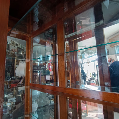 credenza vetrina con specchi alla schiena piani in vetro e cassetti