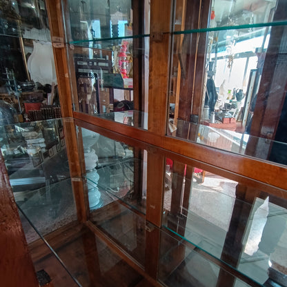 credenza vetrina con specchi alla schiena piani in vetro e cassetti