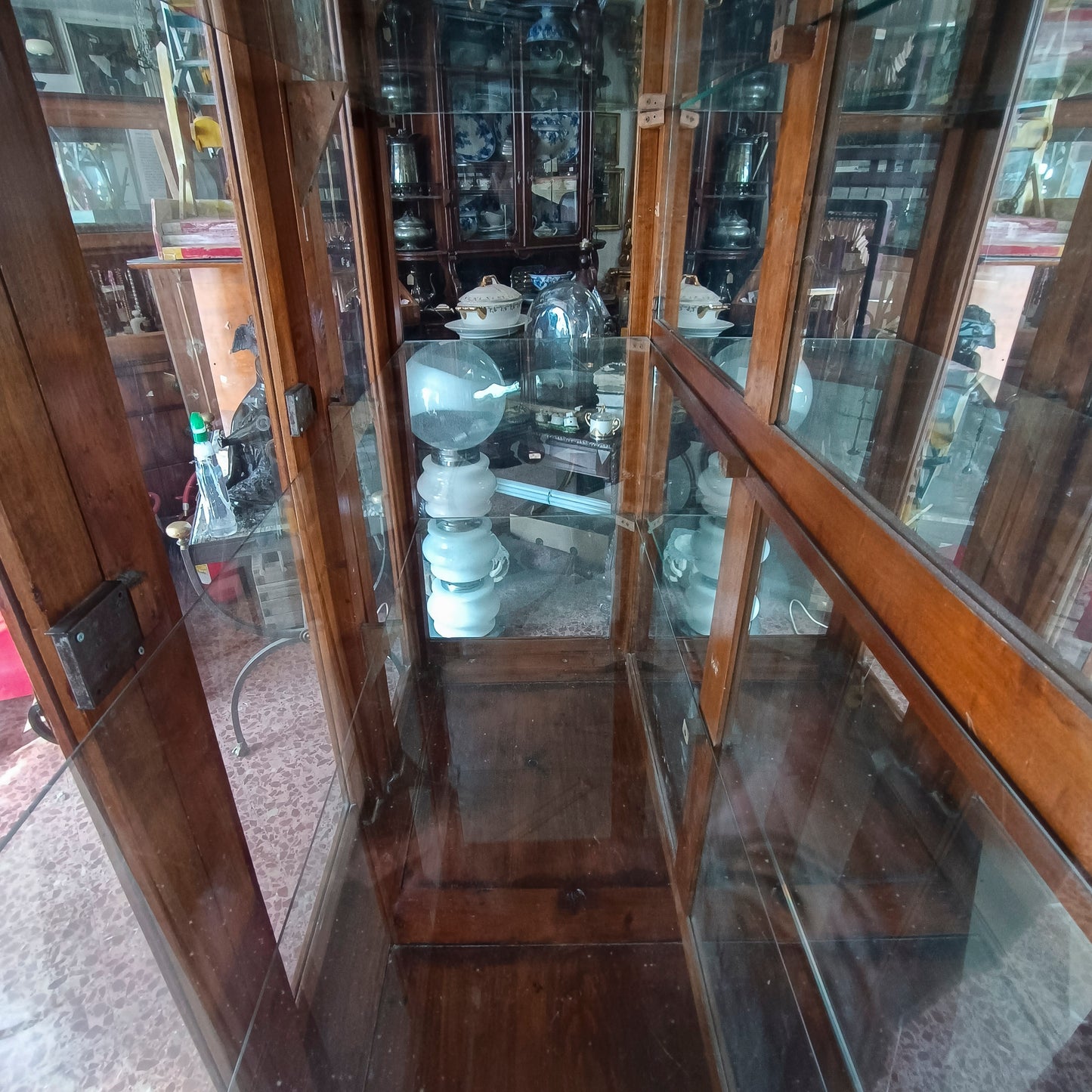 credenza vetrina con specchi alla schiena piani in vetro e cassetti