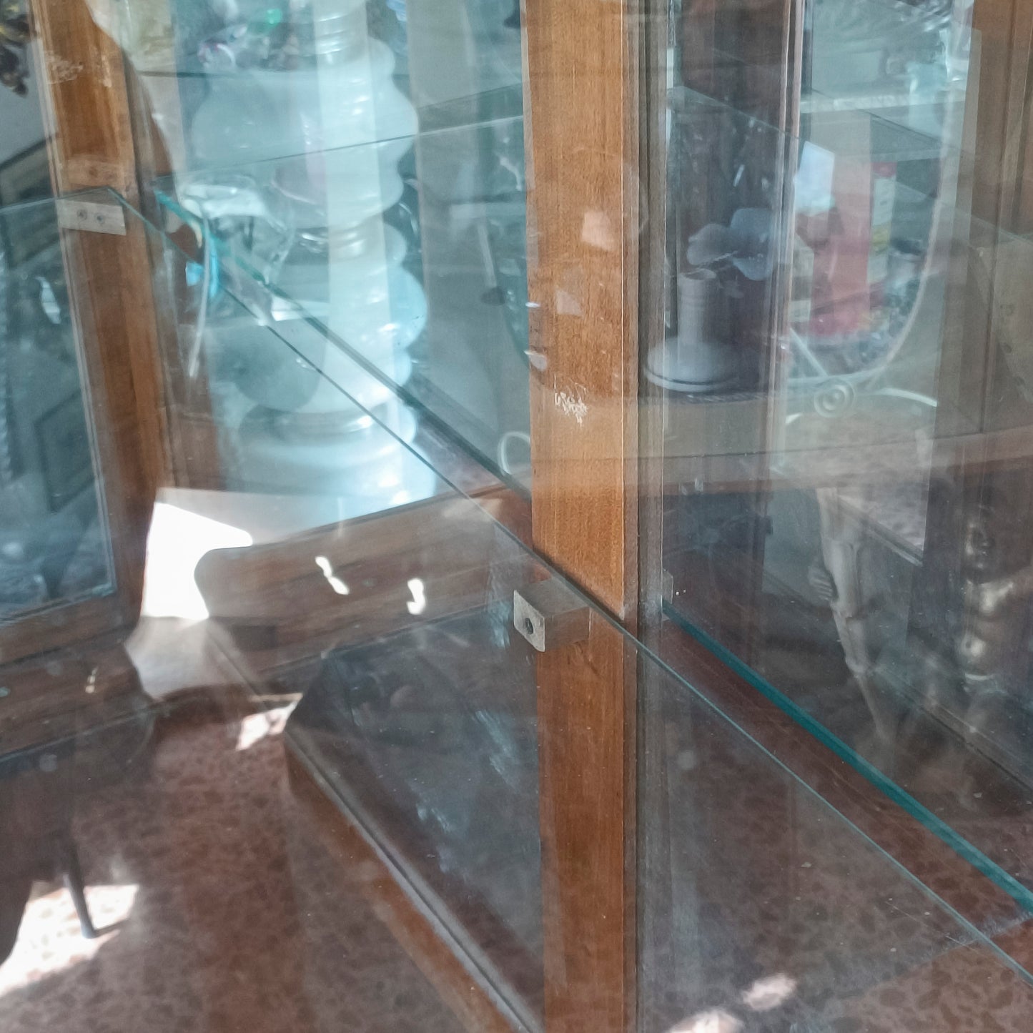 credenza vetrina con specchi alla schiena piani in vetro e cassetti