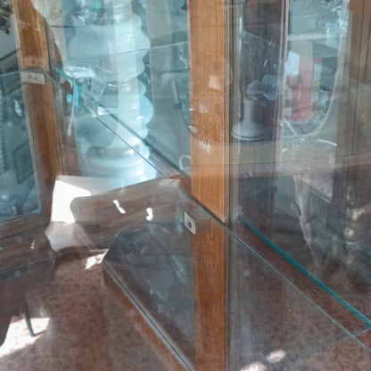 credenza vetrina con specchi alla schiena piani in vetro e cassetti