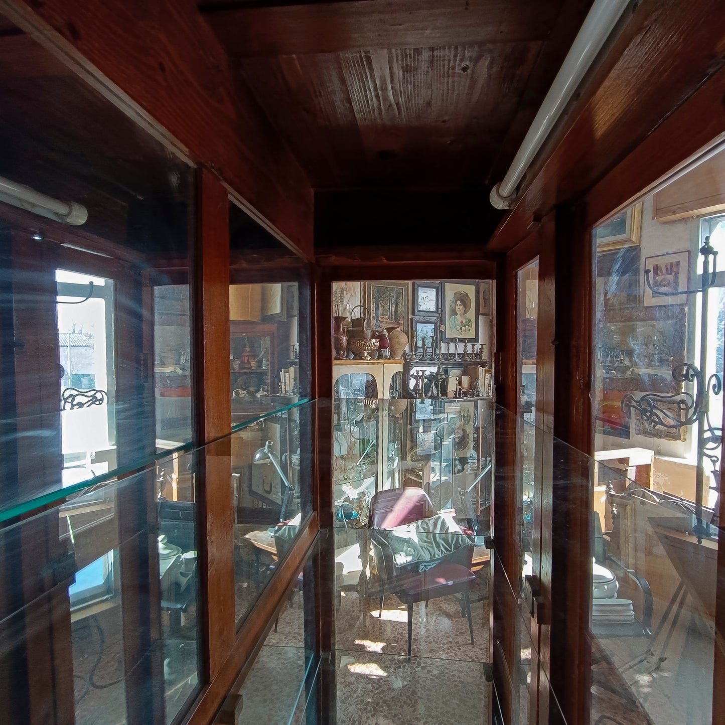 credenza vetrina con specchi alla schiena piani in vetro e cassetti