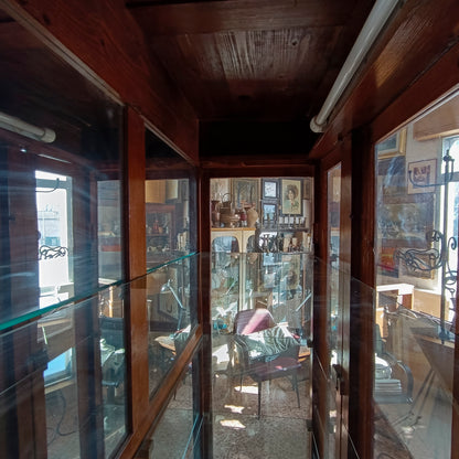 credenza vetrina con specchi alla schiena piani in vetro e cassetti