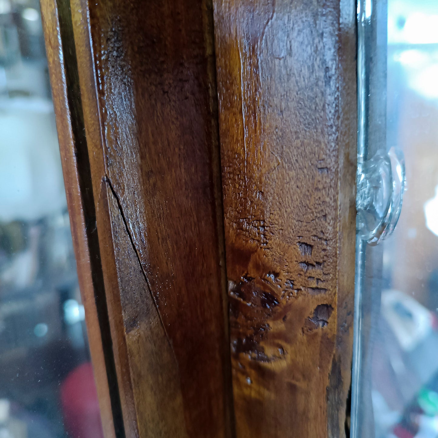 credenza vetrina con specchi alla schiena piani in vetro e cassetti