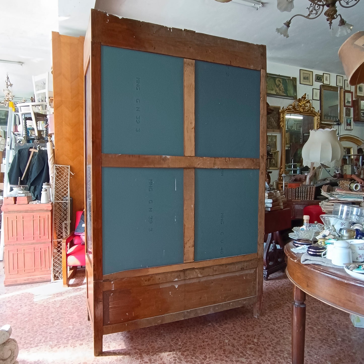 credenza vetrina con specchi alla schiena piani in vetro e cassetti