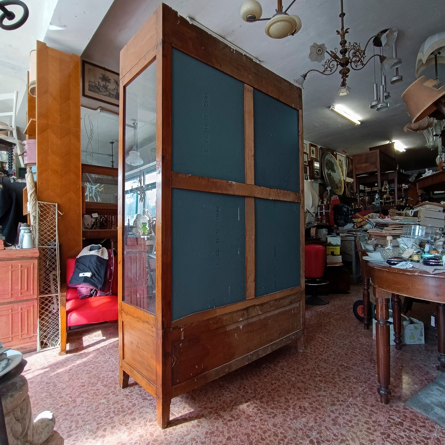 credenza vetrina con specchi alla schiena piani in vetro e cassetti
