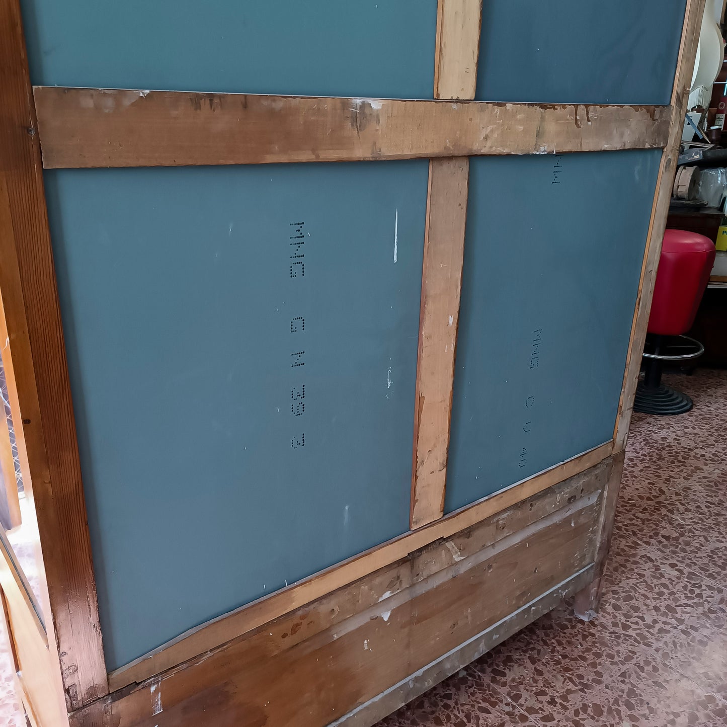 credenza vetrina con specchi alla schiena piani in vetro e cassetti