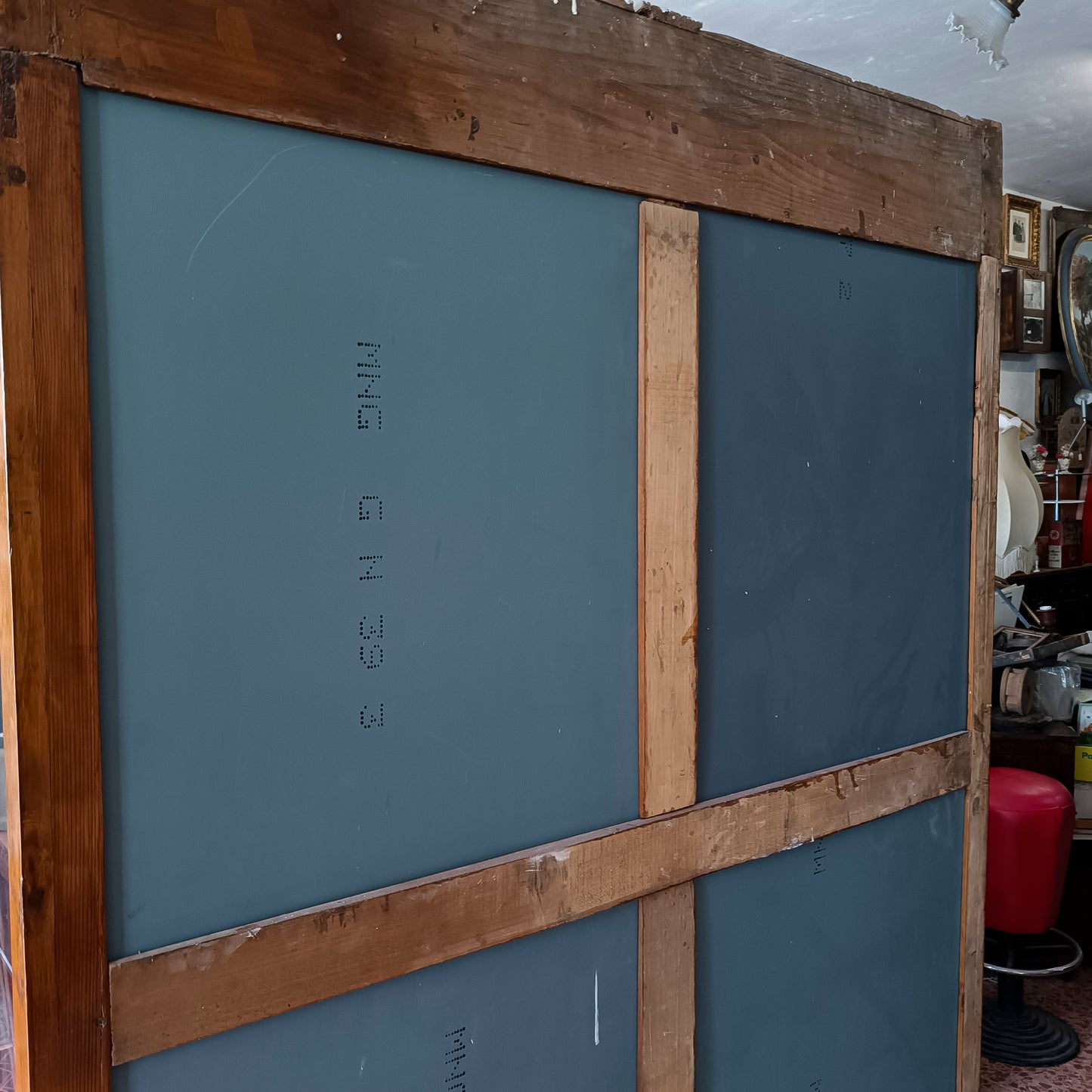 credenza vetrina con specchi alla schiena piani in vetro e cassetti