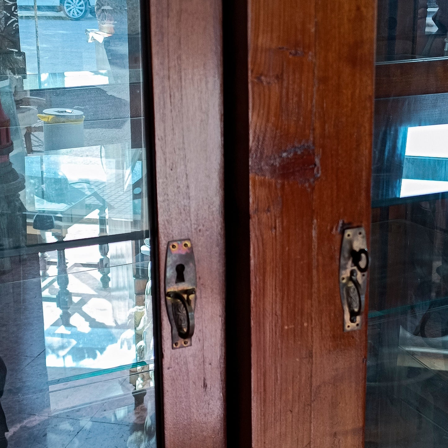 credenza vetrina con specchi alla schiena piani in vetro e cassetti