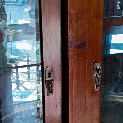credenza vetrina con specchi alla schiena piani in vetro e cassetti