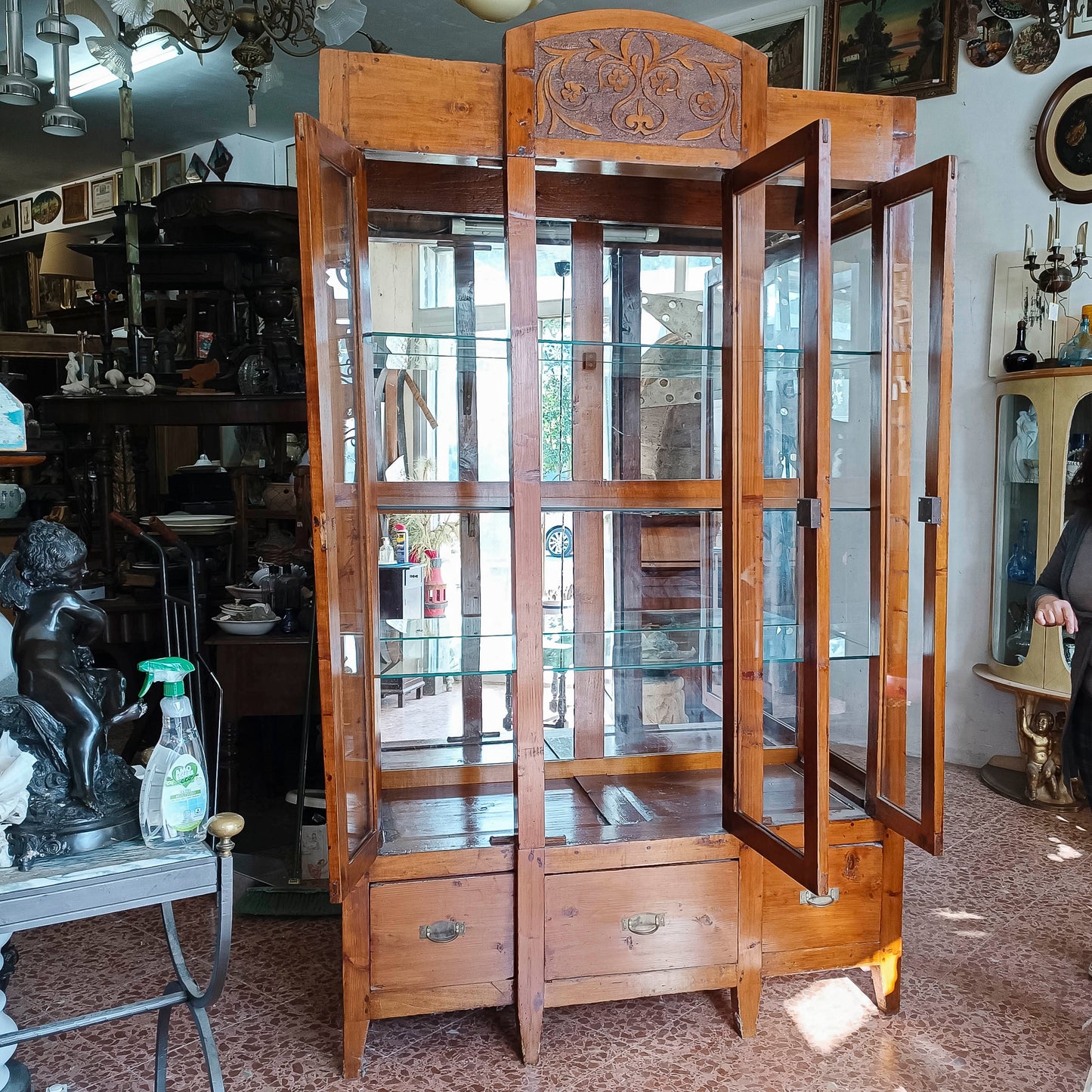 credenza vetrina con specchi alla schiena piani in vetro e cassetti