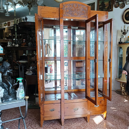 credenza vetrina con specchi alla schiena piani in vetro e cassetti