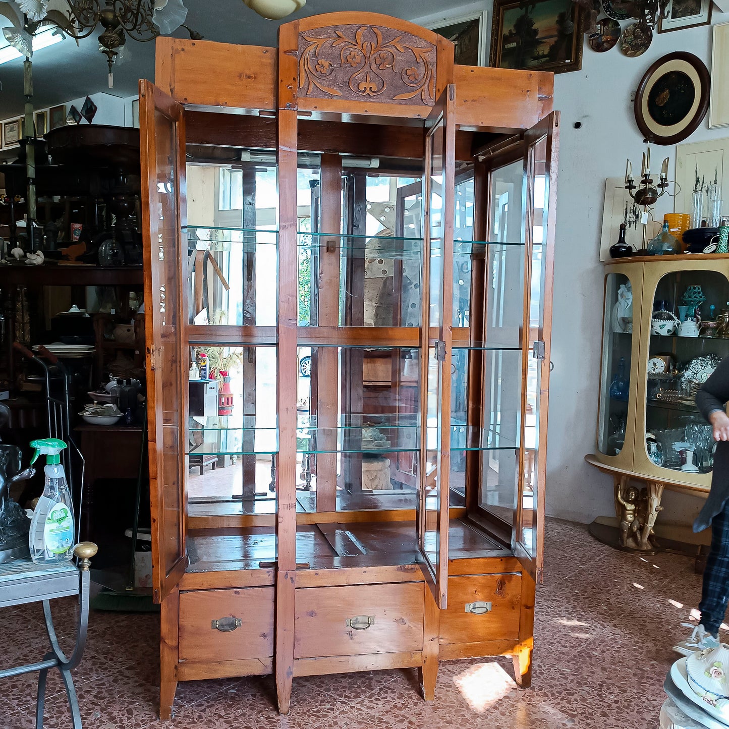 credenza vetrina con specchi alla schiena piani in vetro e cassetti