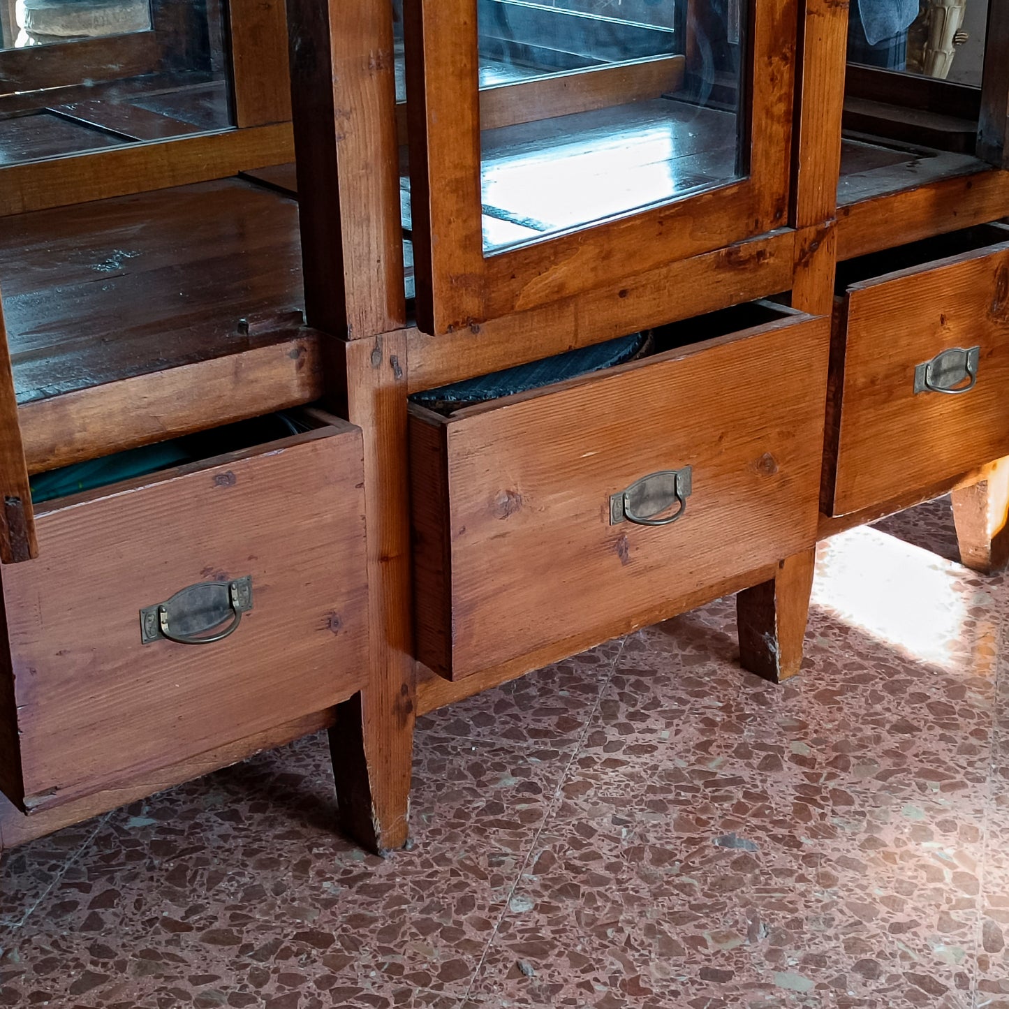 credenza vetrina con specchi alla schiena piani in vetro e cassetti