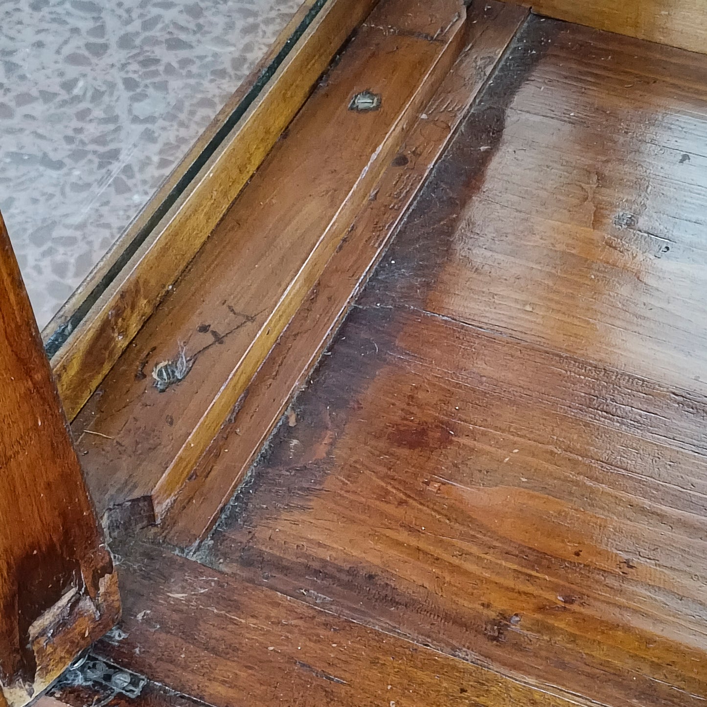 credenza vetrina con specchi alla schiena piani in vetro e cassetti