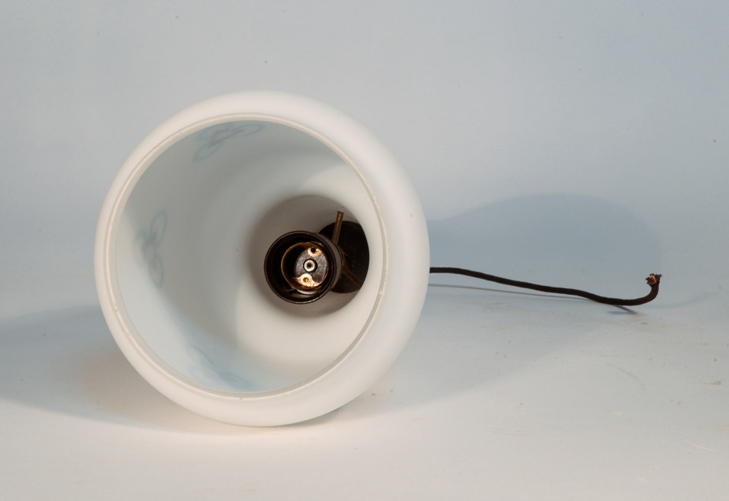 LAMPADARIO IN VETRO SATINATO CON DECORI BLU E NERI ITALIA 1970