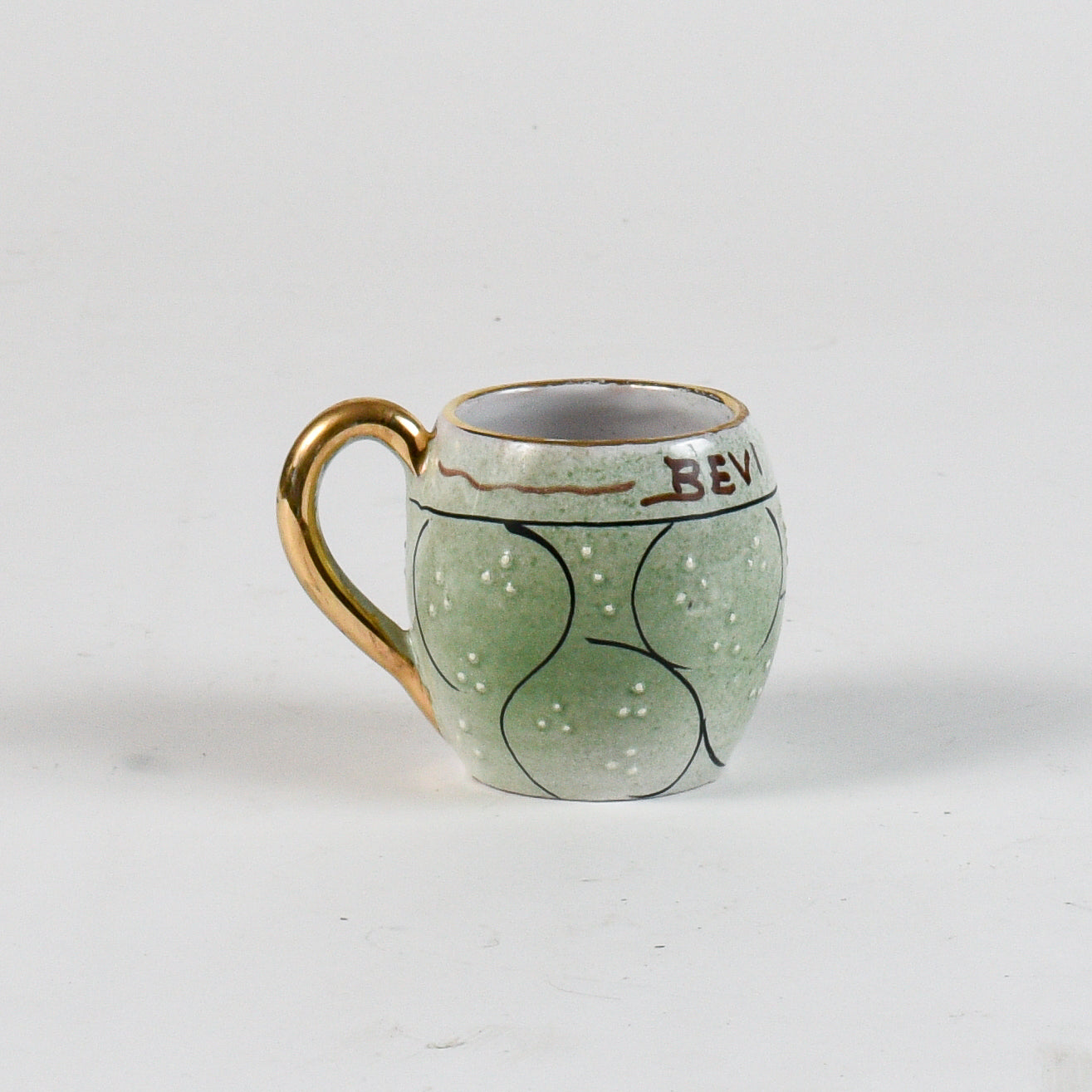 tazza decorata verde con borso oro scritta bevi amore