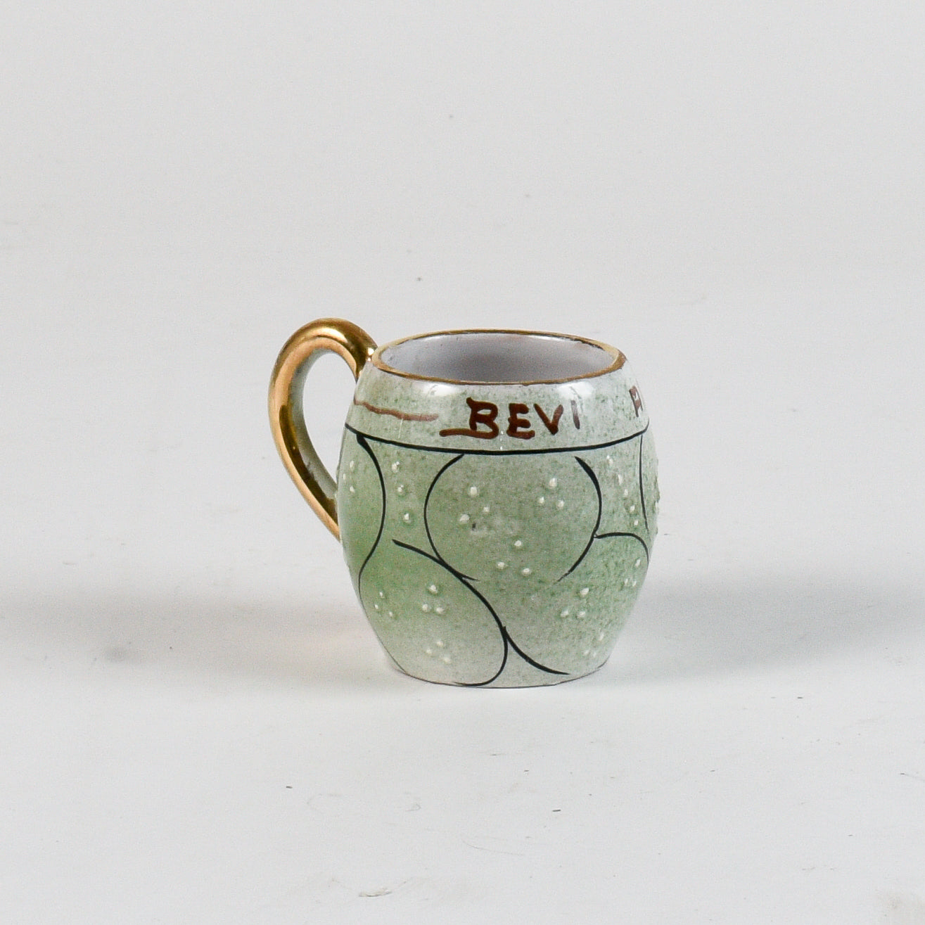 tazza decorata verde con borso oro scritta bevi amore