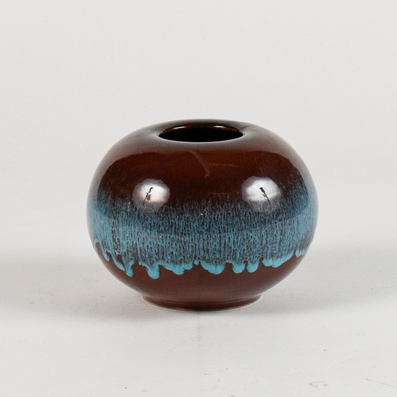 vaso tondo marrone e azzurro a lustro con decoro effetto onde