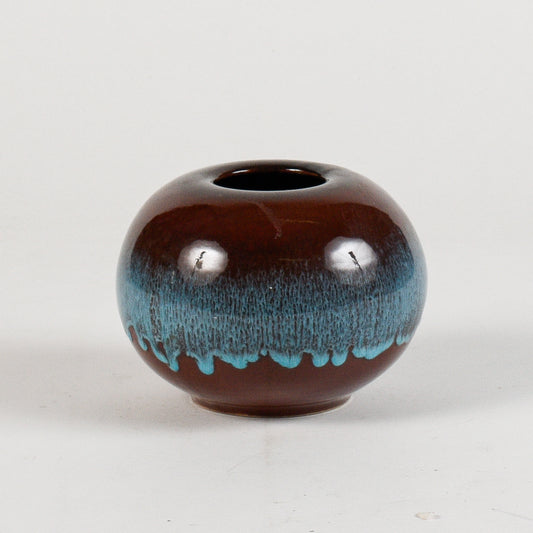 vaso tondo marrone e azzurro a lustro con decoro effetto onde