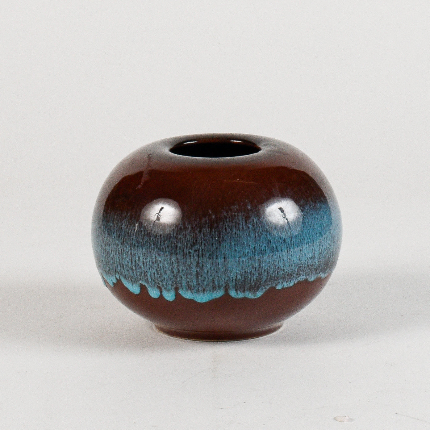 vaso tondo marrone e azzurro a lustro con decoro effetto onde