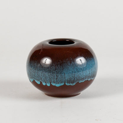 vaso tondo marrone e azzurro a lustro con decoro effetto onde