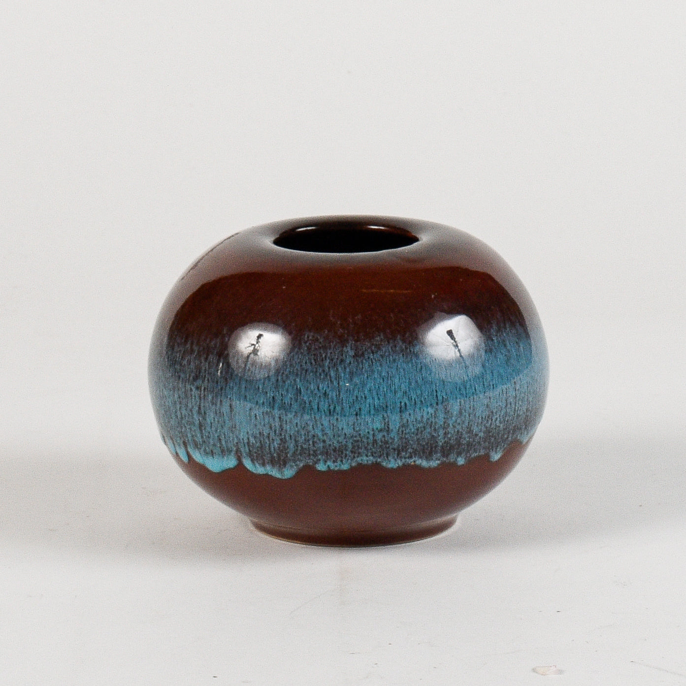 vaso tondo marrone e azzurro a lustro con decoro effetto onde