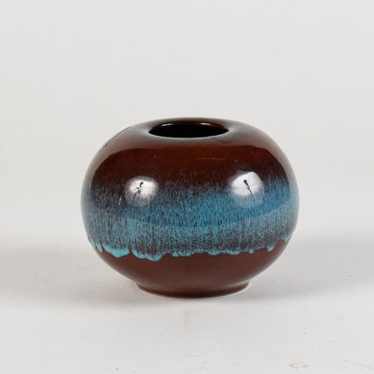 vaso tondo marrone e azzurro a lustro con decoro effetto onde