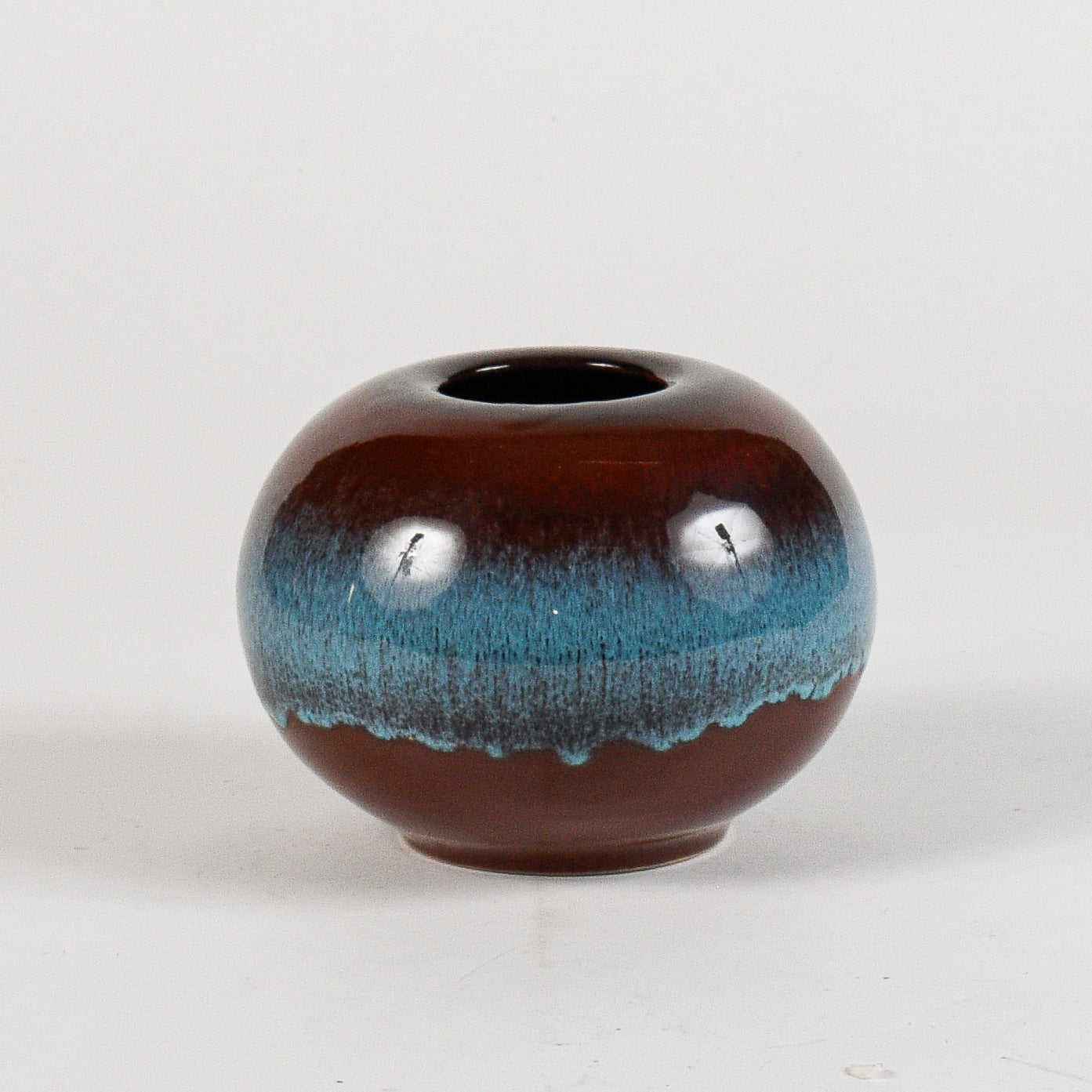 vaso tondo marrone e azzurro a lustro con decoro effetto onde
