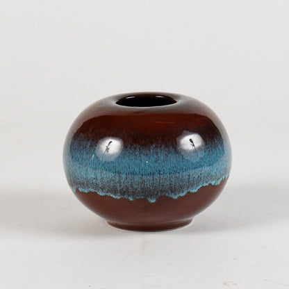 vaso tondo marrone e azzurro a lustro con decoro effetto onde
