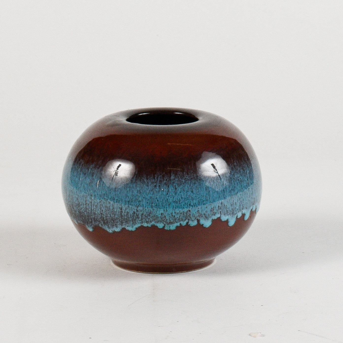 vaso tondo marrone e azzurro a lustro con decoro effetto onde