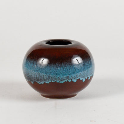 vaso tondo marrone e azzurro a lustro con decoro effetto onde