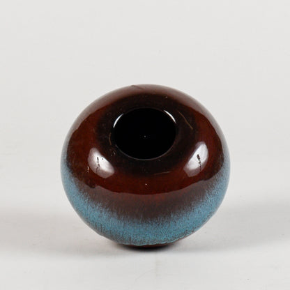 vaso tondo marrone e azzurro a lustro con decoro effetto onde