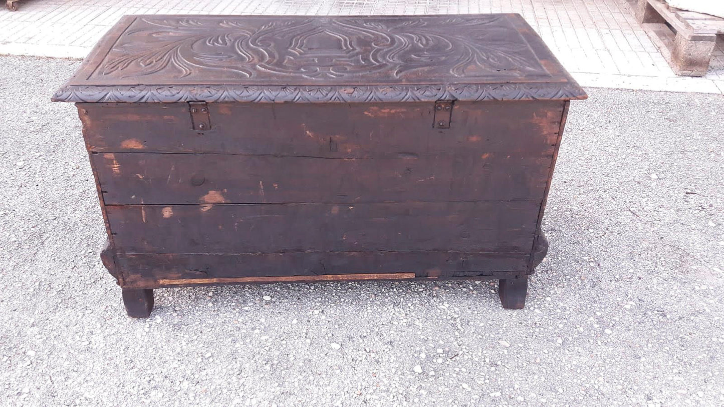 Piccola cassa intagliata tinta ebano Italia fine 1800