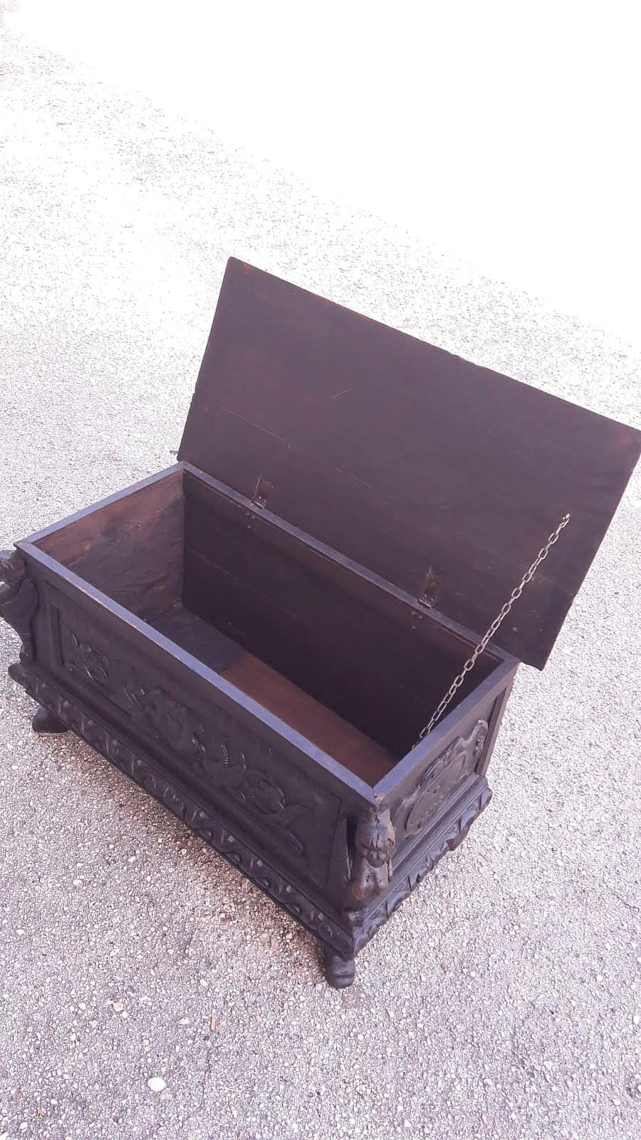 Piccola cassa intagliata tinta ebano Italia fine 1800