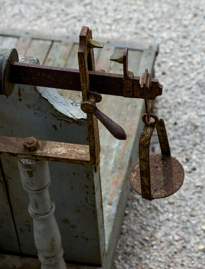 Bascula bilancia  in metallo e legno con piatto per pesi Italia 1940
