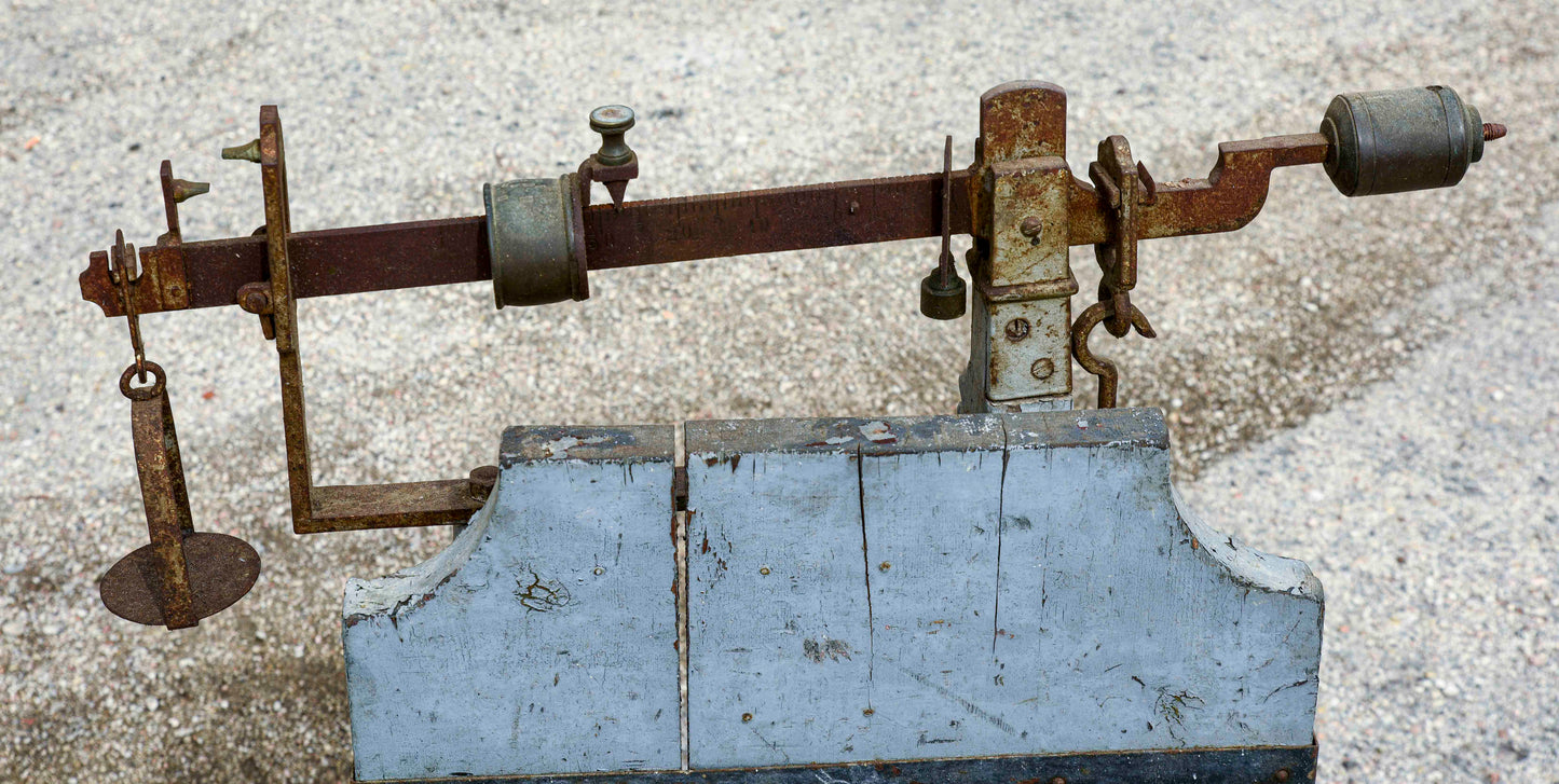 Bascula bilancia  in metallo e legno con piatto per pesi Italia 1940