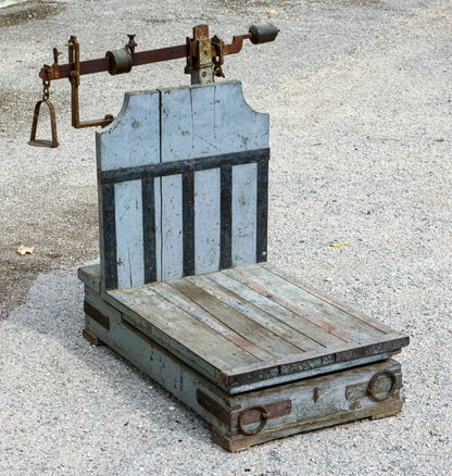 Bascula bilancia  in metallo e legno con piatto per pesi Italia 1940