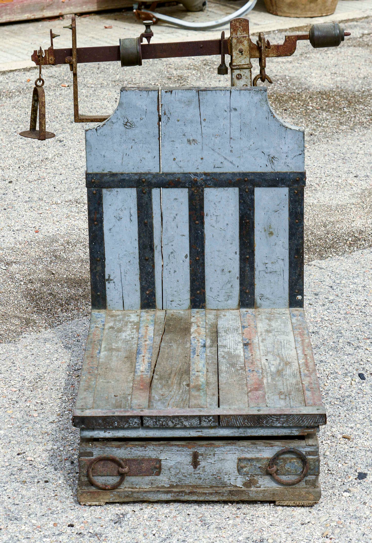 Bascula bilancia  in metallo e legno con piatto per pesi Italia 1940