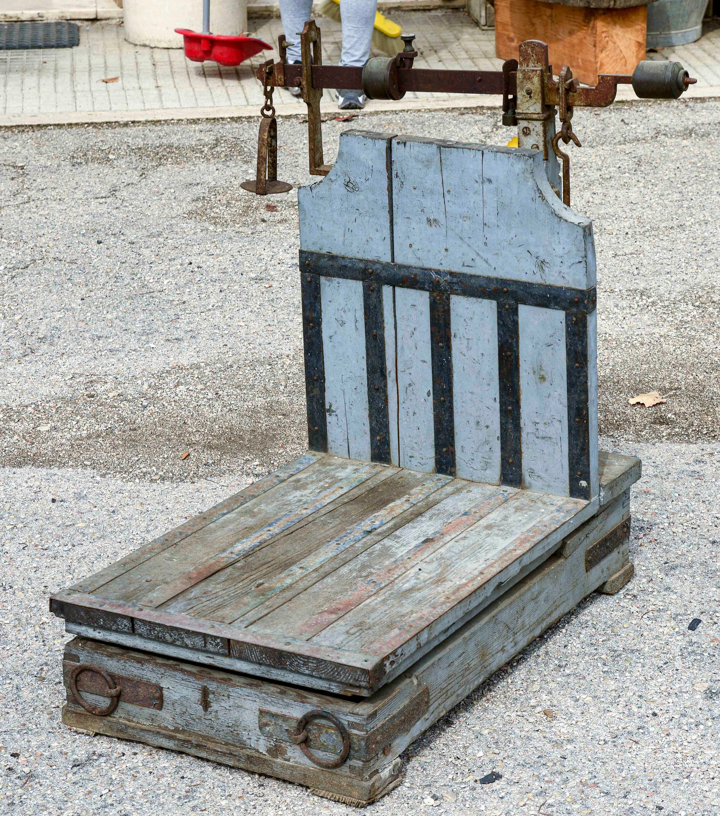 Bascula bilancia  in metallo e legno con piatto per pesi Italia 1940
