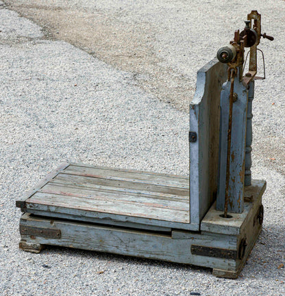 Bascula bilancia  in metallo e legno con piatto per pesi Italia 1940