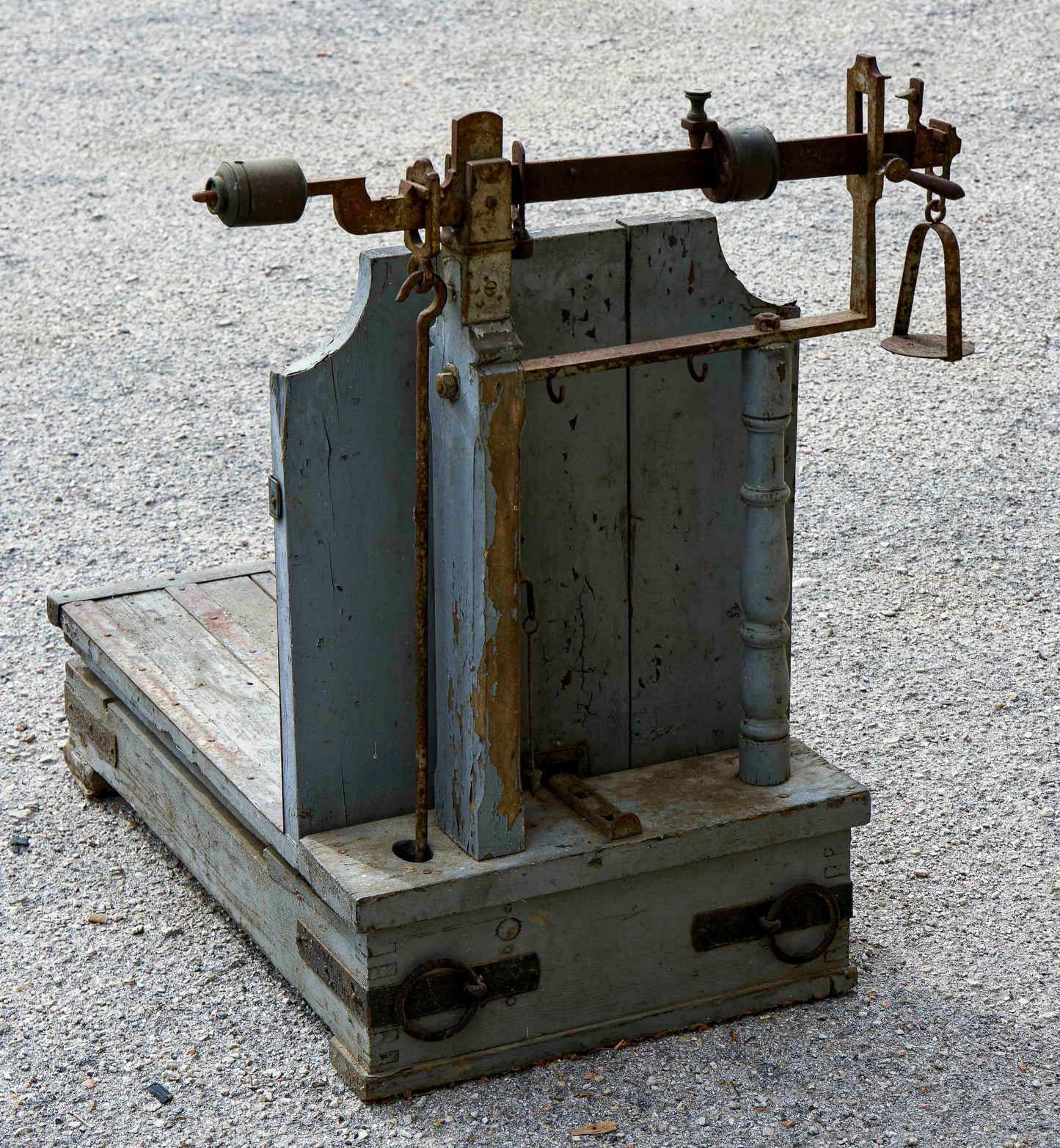 Bascula bilancia  in metallo e legno con piatto per pesi Italia 1940