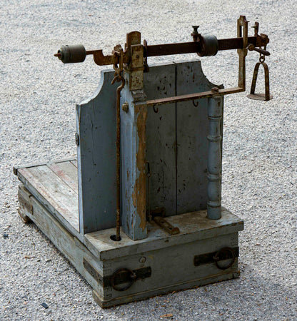 Bascula bilancia  in metallo e legno con piatto per pesi Italia 1940