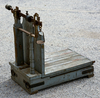 Bascula bilancia  in metallo e legno con piatto per pesi Italia 1940